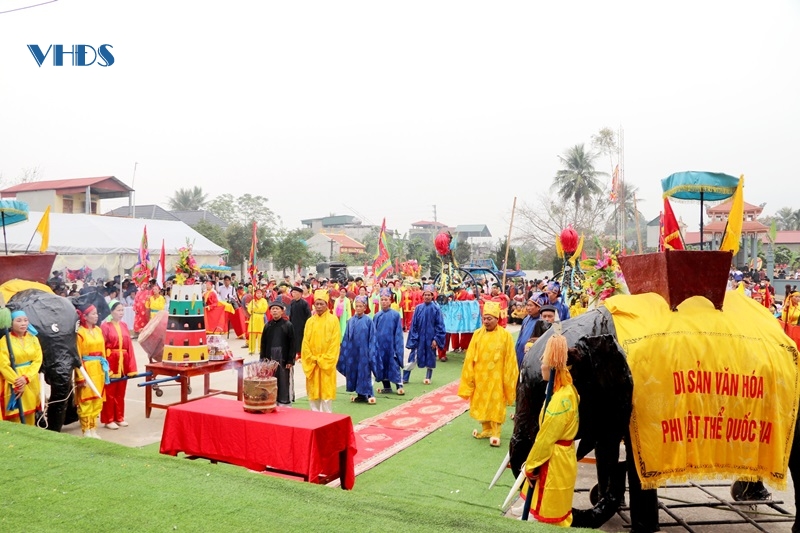 D:\TÀI LIỆU TÙNG- YÊN LẠC\2025\CỔNG THÔNG TIN ĐT\LỄ HỘI TRÒ CHIỀNG\dâng hương.jpg