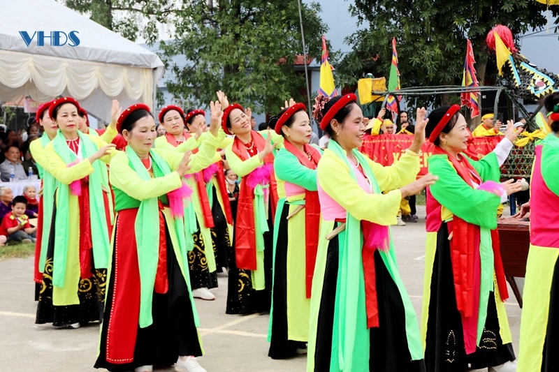 D:\TÀI LIỆU TÙNG- YÊN LẠC\2025\CỔNG THÔNG TIN ĐT\LỄ HỘI TRÒ CHIỀNG\múa hát.jpg