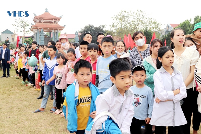 D:\TÀI LIỆU TÙNG- YÊN LẠC\2025\CỔNG THÔNG TIN ĐT\LỄ HỘI TRÒ CHIỀNG\dân làng háo hức đón xem.jpg