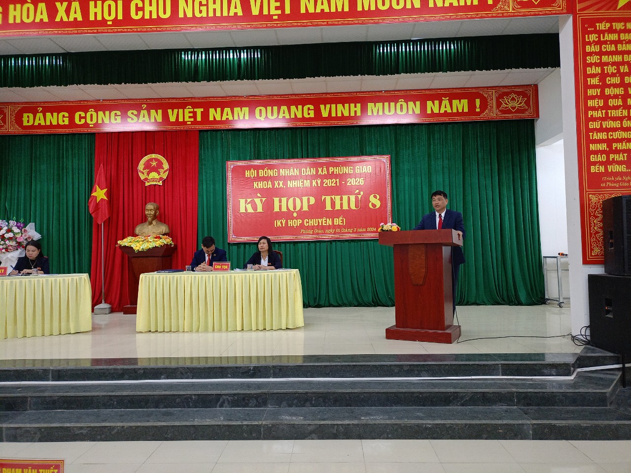 THIẾT PBT TRAO QĐ CHO NGHĨA.jpg