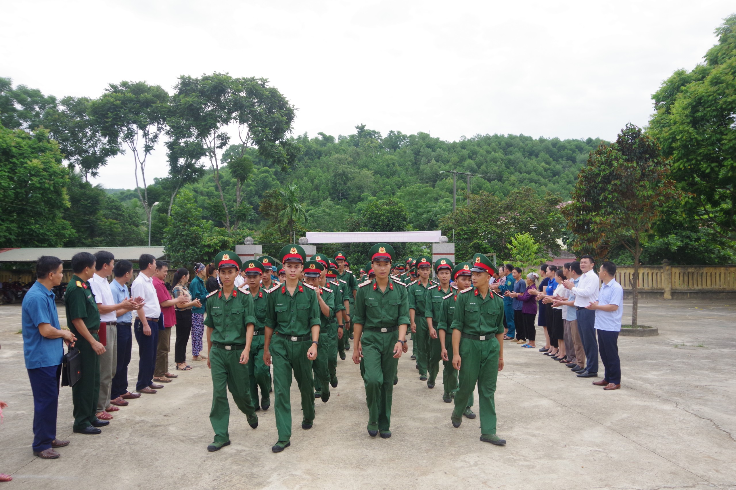 Cán bộ nhân dân các dân tộc xã Phùng Giáo đón nhận Cán bộ, chiến sỹ Trung đoàn 3, Sư đoàn 324 hành quân dã ngoại làm công tác dân vận tại địa phương