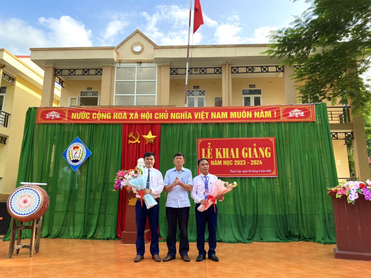 b thắng tặng hoa.jpg