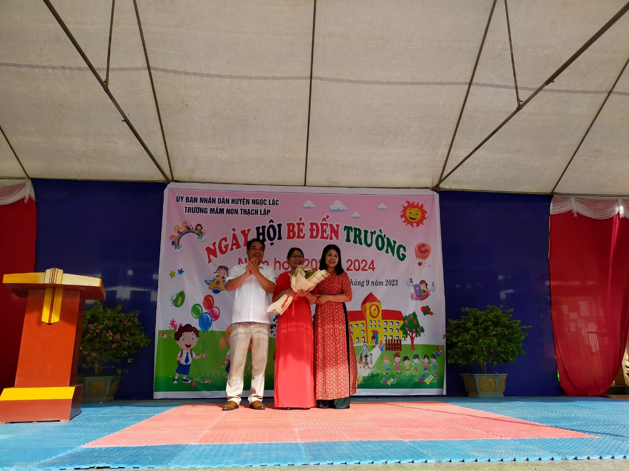 Hành Tặng hoa.jpg