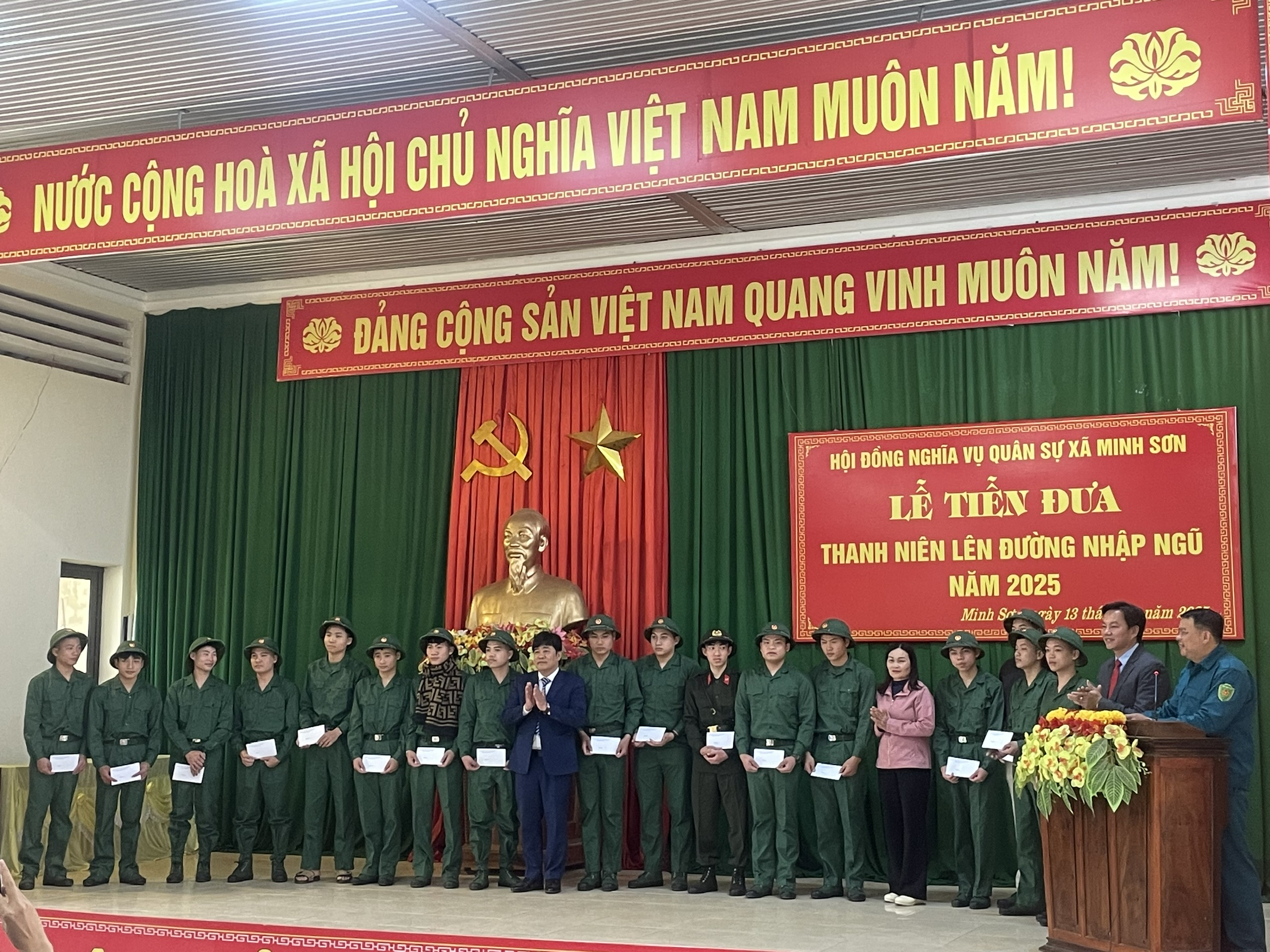 Lễ tiễn đưa thanh niên lên đường nhập ngũ năm 2025.