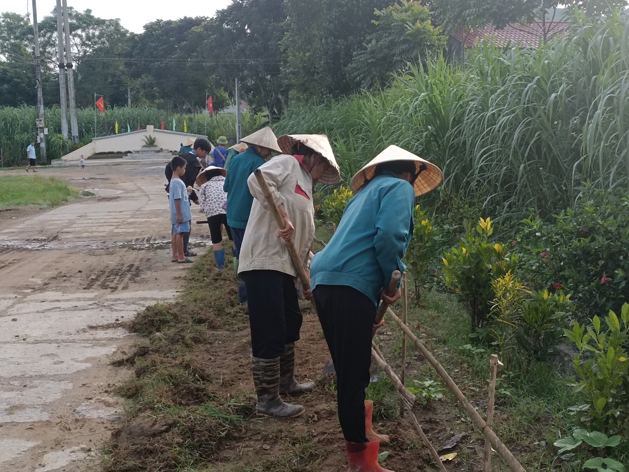 Cán bộ và nhân dân xã Phùng Minh làm vệ sinh môi trường