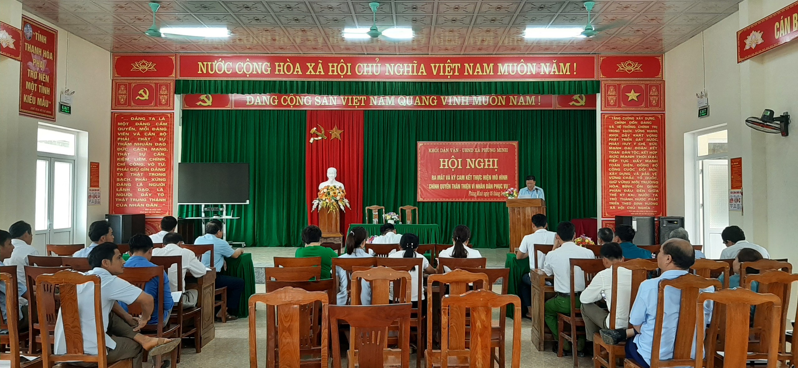 UBND xã Phùng Minh xây dựng mô hình “Chính quyền thân thiện vì nhân dân phục vụ”