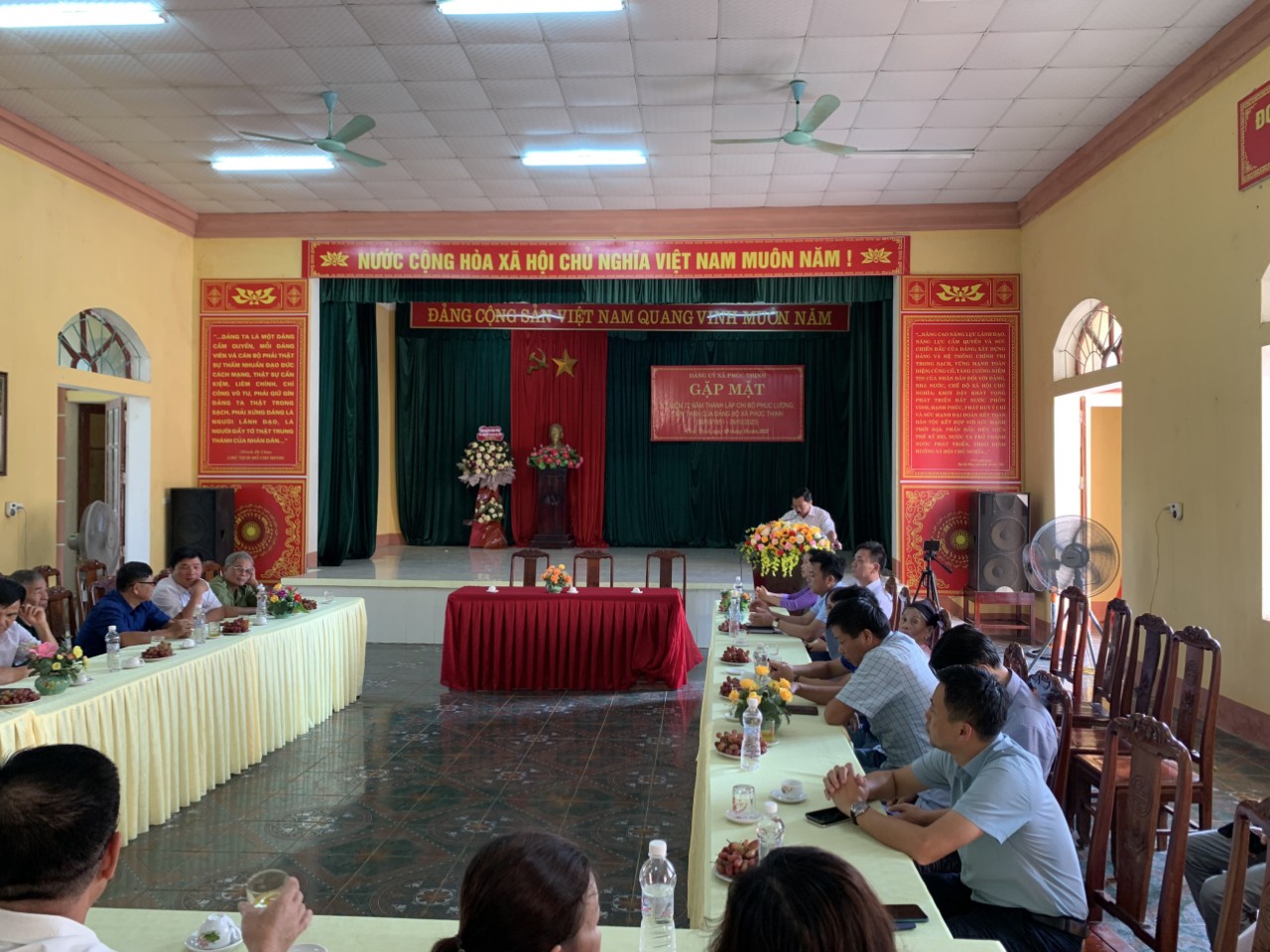 đồng chí bí thư đảng uỷ khai mạc buổi toạ đàm.jpg