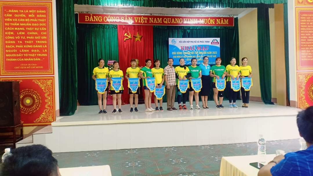 đồng chí bí thư đảng uỷ trao cờ lưu niệm.jpg