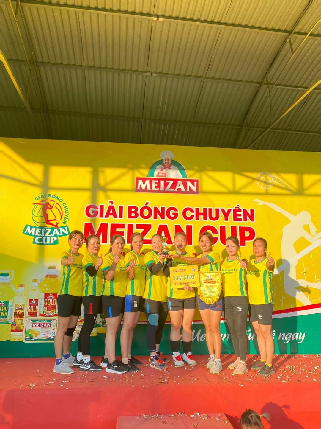 Đội Giải nhất lên nhận cúp.jpg