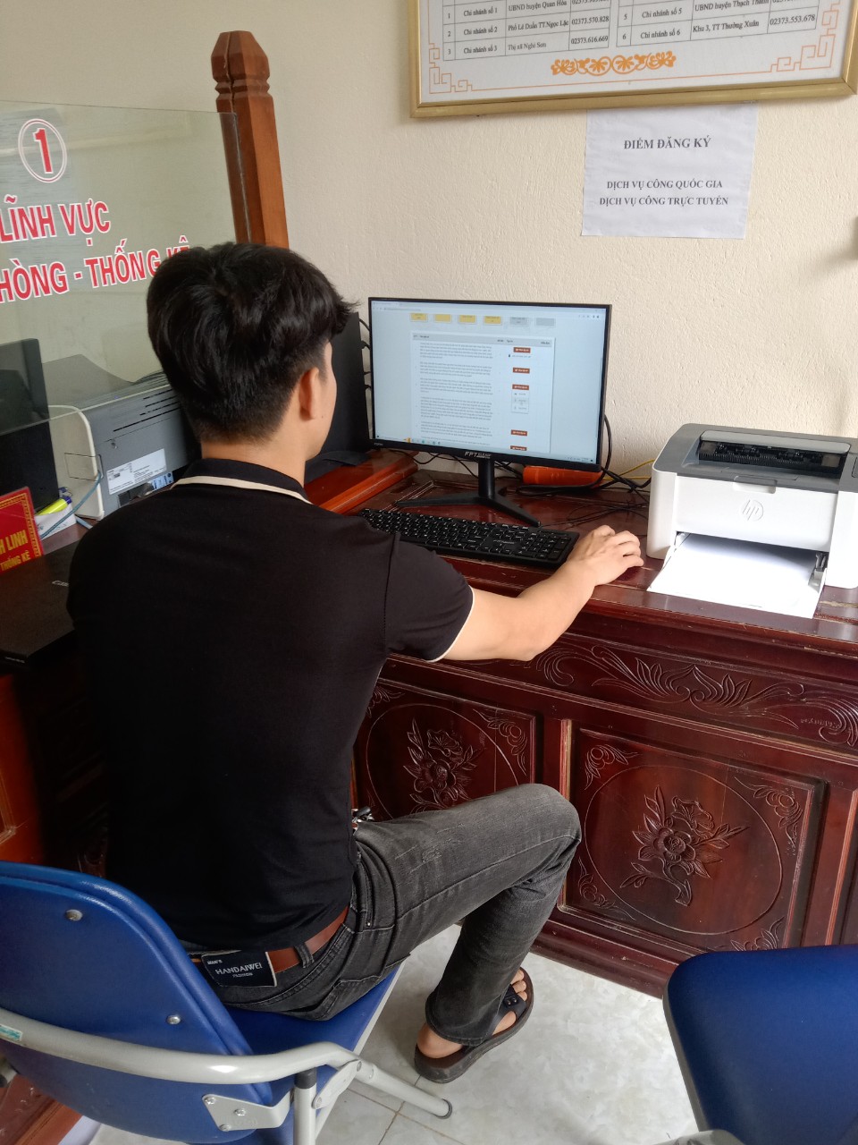 Anh CD Đang ký ho so lien thong.jpg
