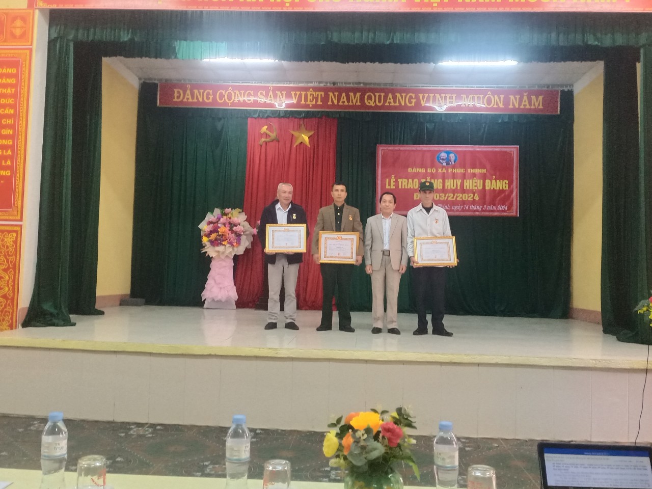 hình ảnh nhận huy hiệu đảng.jpg