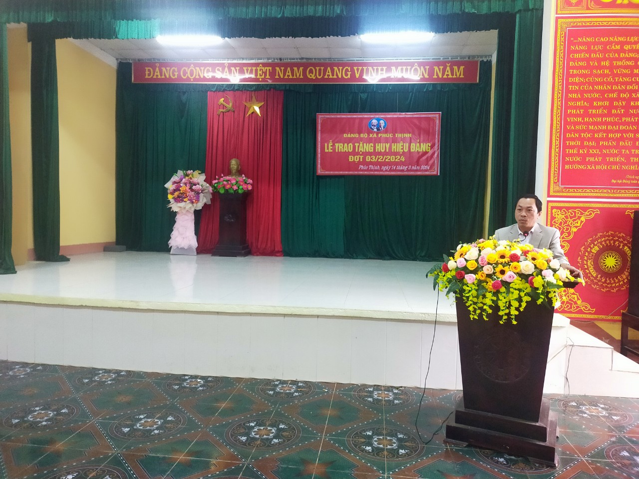 BT Đảng uỷ phát biểu chúc mừng.jpg