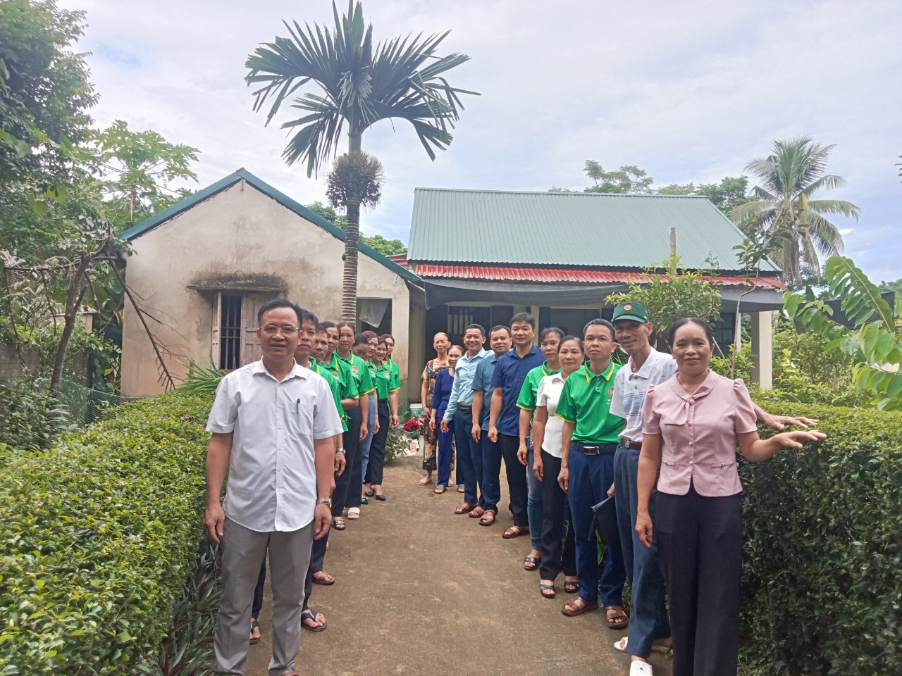 Đại biểu thăm mô hình nhà sạch vườn đẹp, hàng rào xanh hộ Vũ Thị Cậy - Làng Miềng.jpg