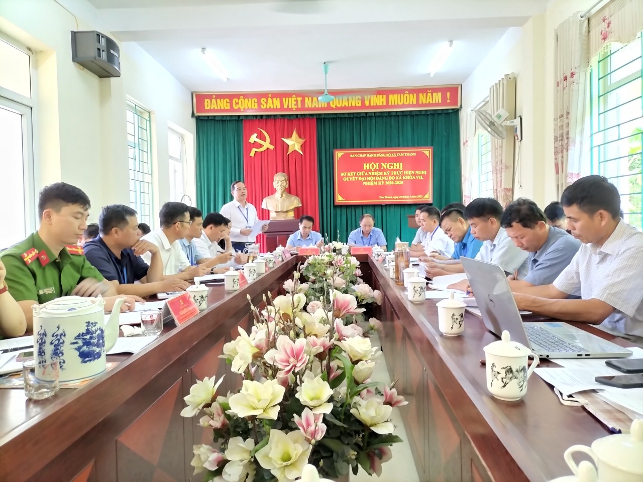 tựng.jpg