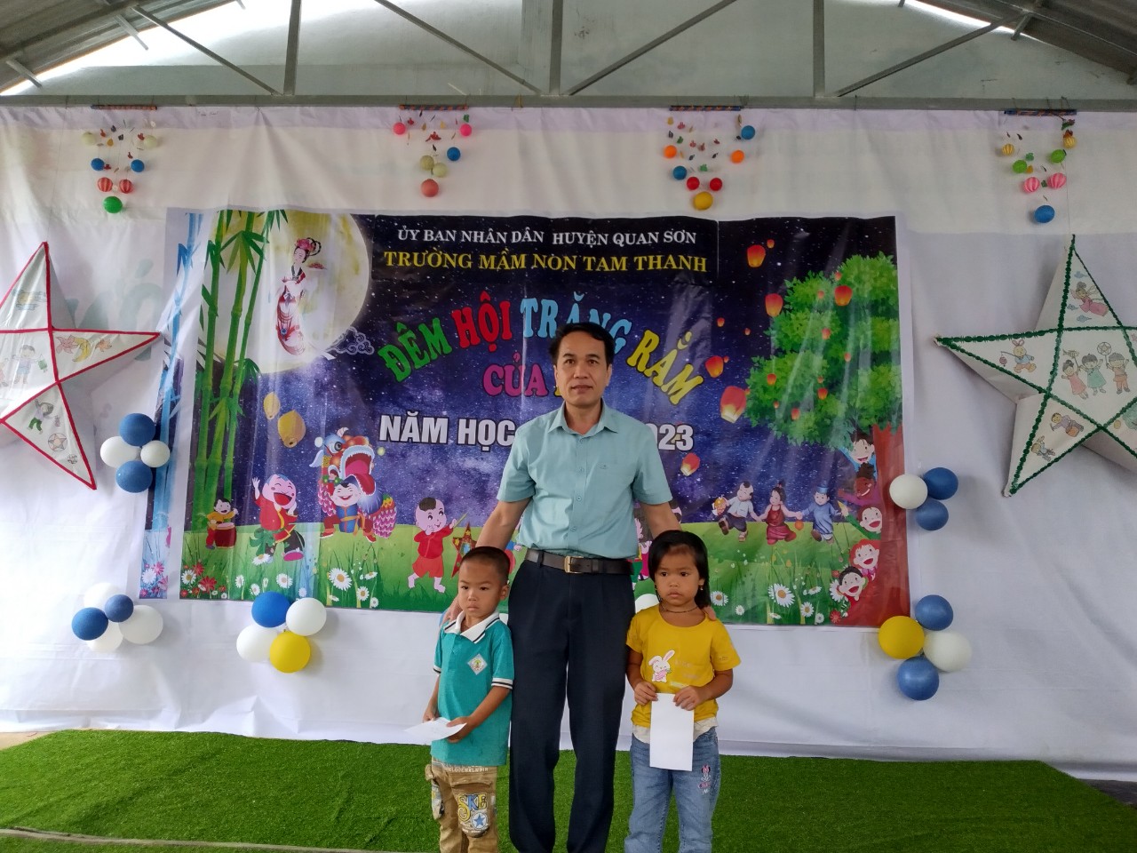 Đồng chí Phạm Hồng Kiêu Chủ nhiệm Uỷ ban kiểm tra Huyện uỷ thăm tặng quà các cháu học sinh Trường Mầm non Tam Thanh nhân dịp Tết Trung Thu