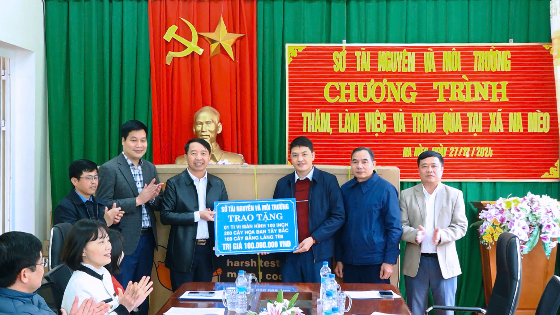Sở Tài nguyên Môi trường Thanh Hóa thăm, làm việc và trao quà tại xã Na Mèo huyện Quan Sơn.