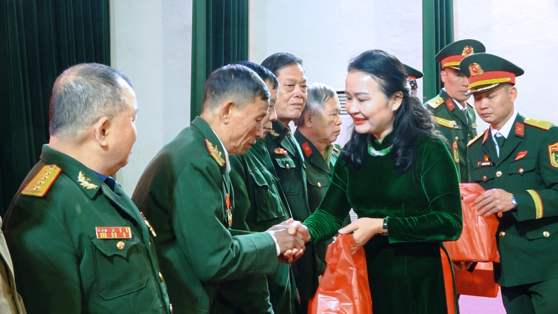 https://quanson.thanhhoa.gov.vn/portal/Photos/2024-12-20/941dcea411fc876dClip0052.MXF.21_18_31_13.Still001.jpg