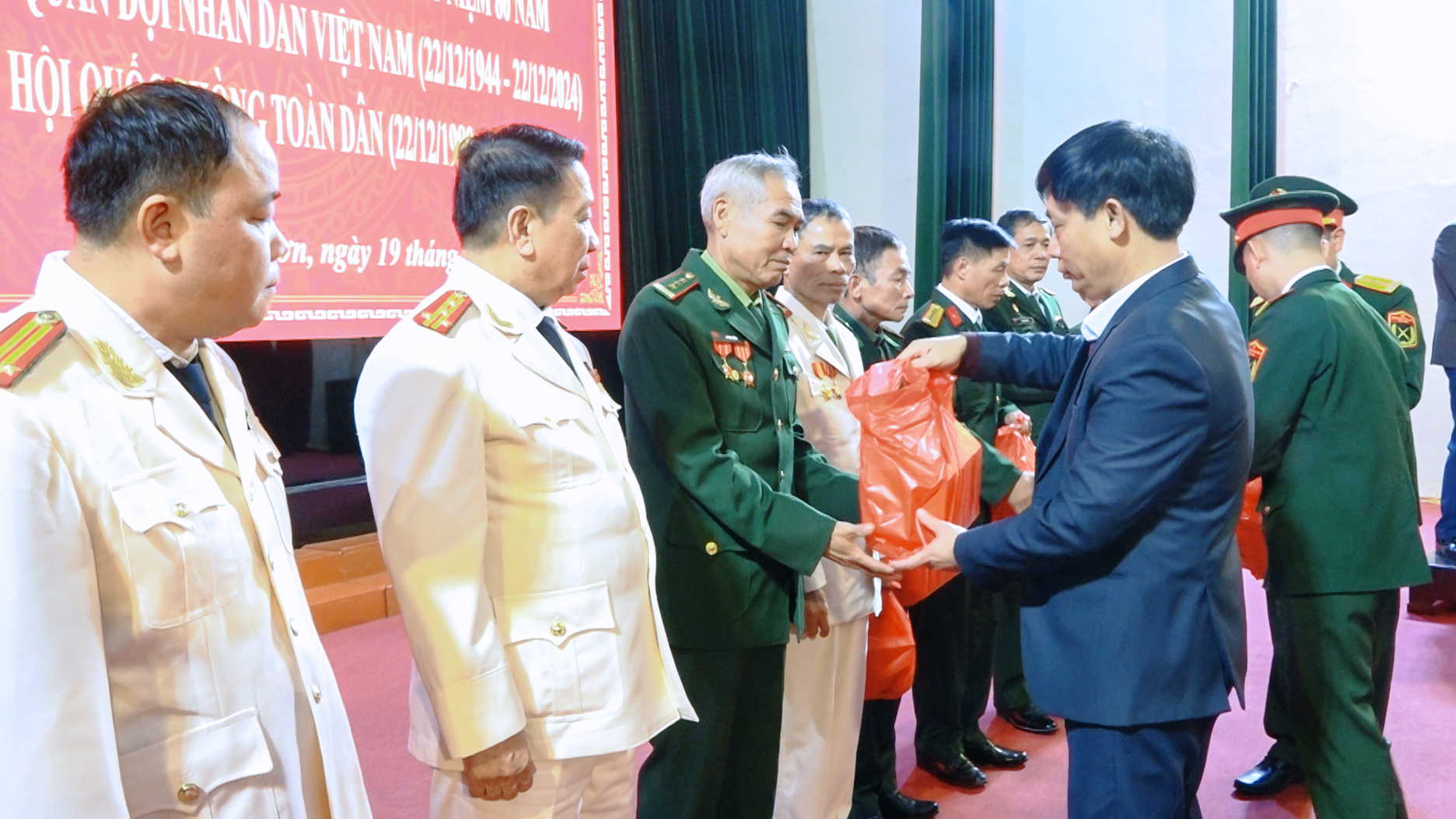 https://quanson.thanhhoa.gov.vn/portal/Photos/2024-12-20/9372ead0dd25f52dClip0055.MXF.21_19_14_15.Still001.jpg