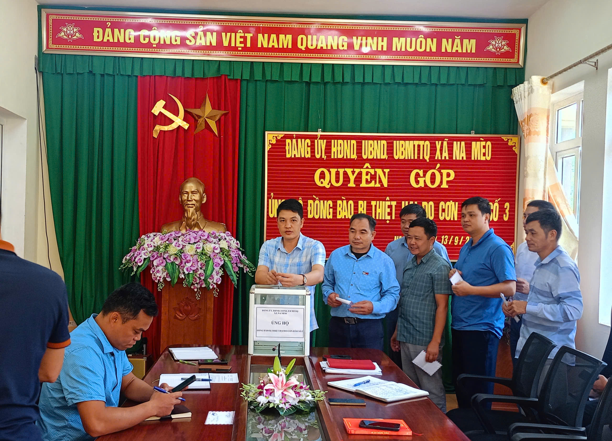 Cán bộ, công chức, người hoạt động không chuyên trách cơ quan xã Na Mèo và Ban công an xã quyên góp ủng hộ đồng bào phía Bắc thiệt bị hại cơn bão số 3