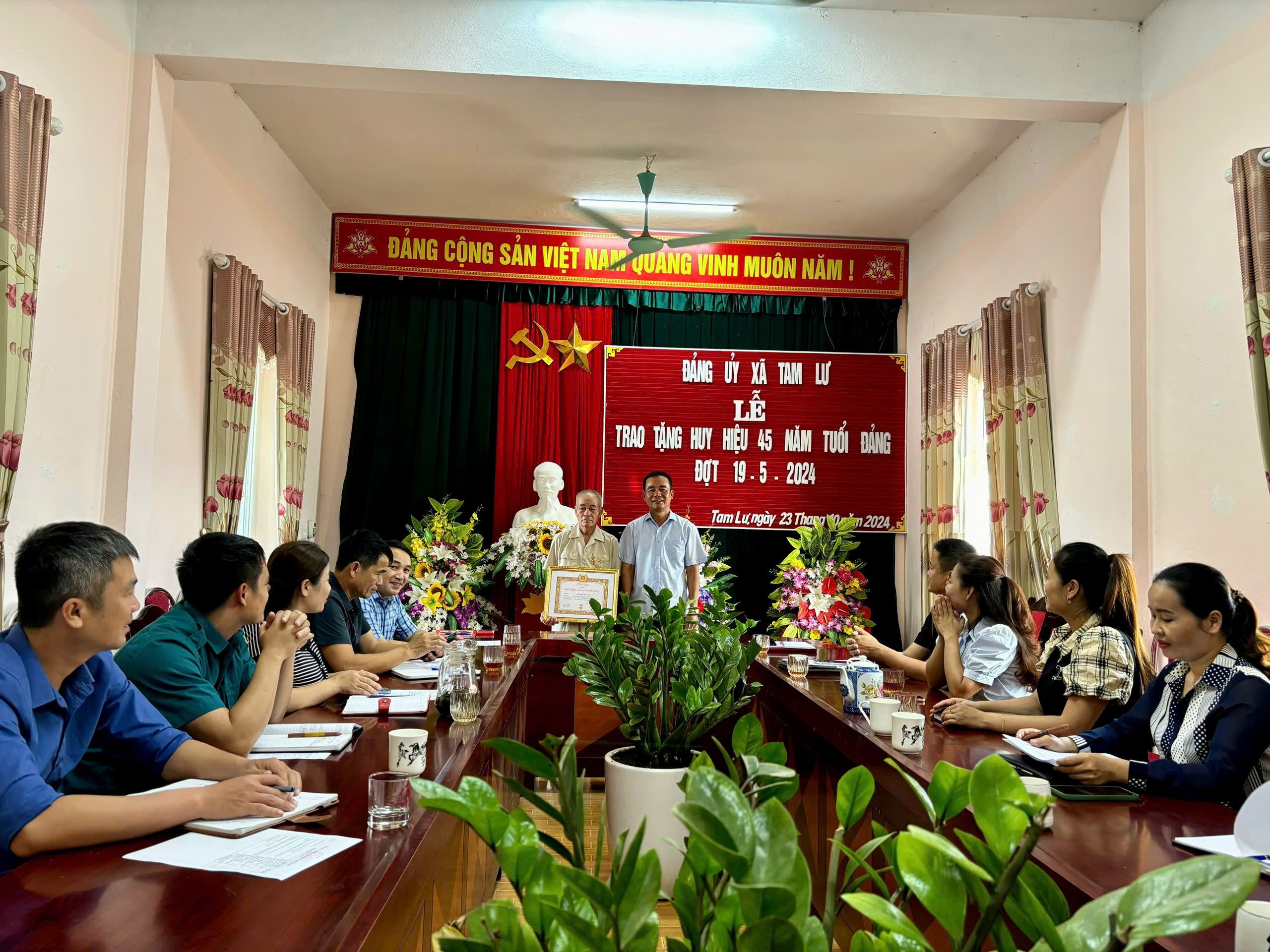 Lễ trao tặng Huy hiệu 45 năm tuổi Đảng cho đồng chí Hà Thạch Vang, nguyên chủ tịch UBND xã Tam Lư, Đảng viên Chi bộ Bản Hậu, xã Tam Lư