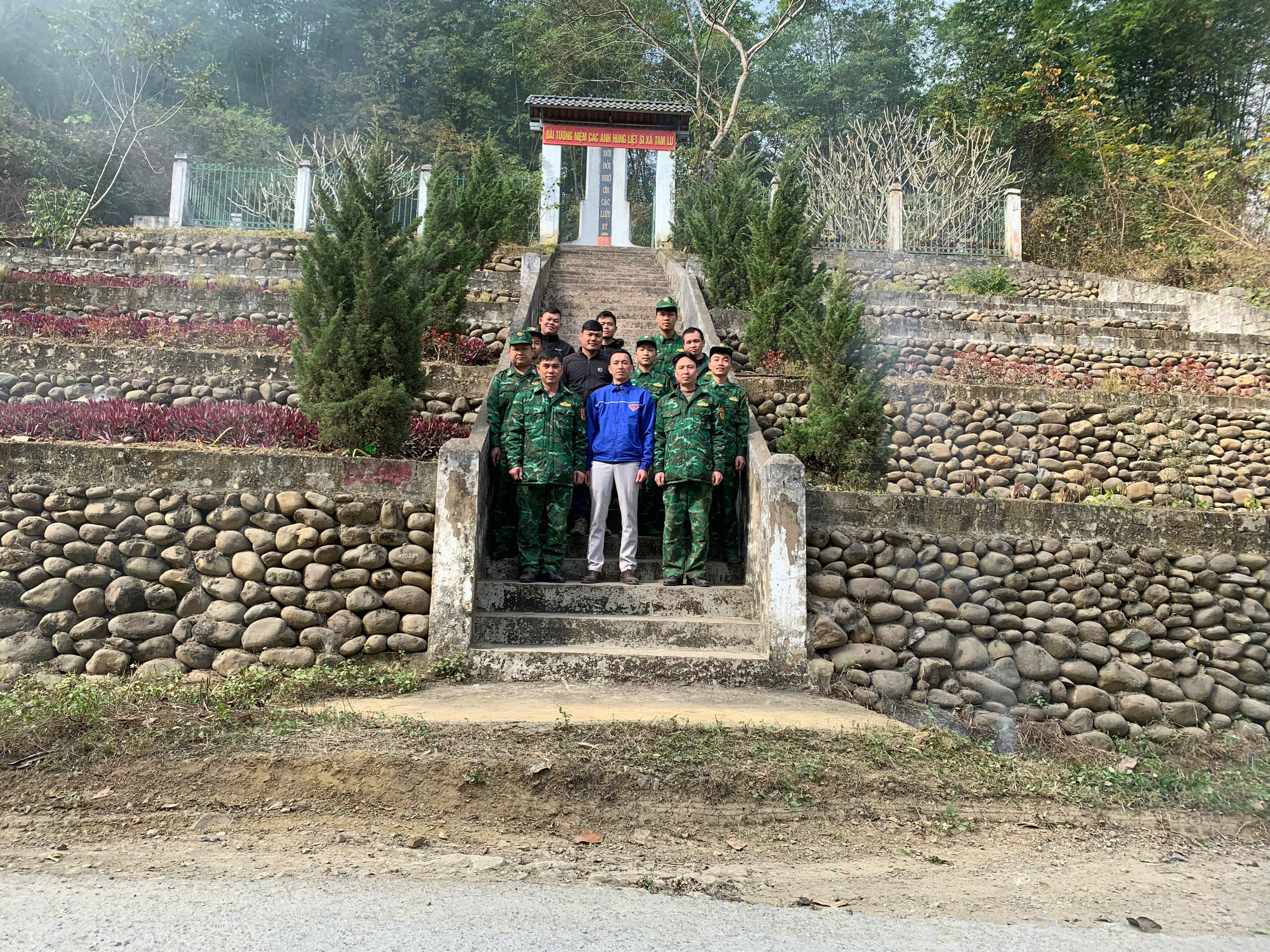 ĐOÀN TNCS HỒ CHÍ MINH XÃ TAM LƯ VÀ CHI ĐOÀN ĐỒN BIÊN PHÒNG TAM THANH RA QUÂN DỌN VỆ SINH MÔI TRƯỜNG & PHÁT QUANG KHU VỰC ĐÀI TƯỞNG NIỆM CÁC ANH HÙNG LIỆT SỸ XÃ TAM LƯ