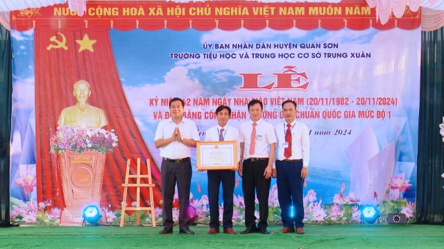 Trường TH&THCS Trung Xuân tổ chức Lễ kỷ niệm 42 năm Ngày nhà giáo Việt và đón Bằng công nhận trường Đạt chuẩn Quốc gia mức độ 1