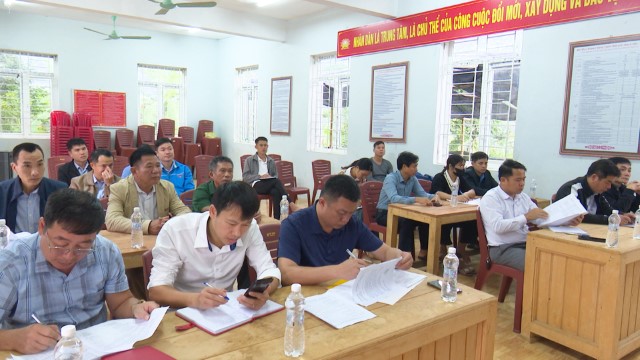 Đồng chí Phó Chủ tịch UBND huyện Phạm Quang Tuấn, kiểm tra tiến độ xây dựng nông thôn mới tại bản La, xã Trung Xuân