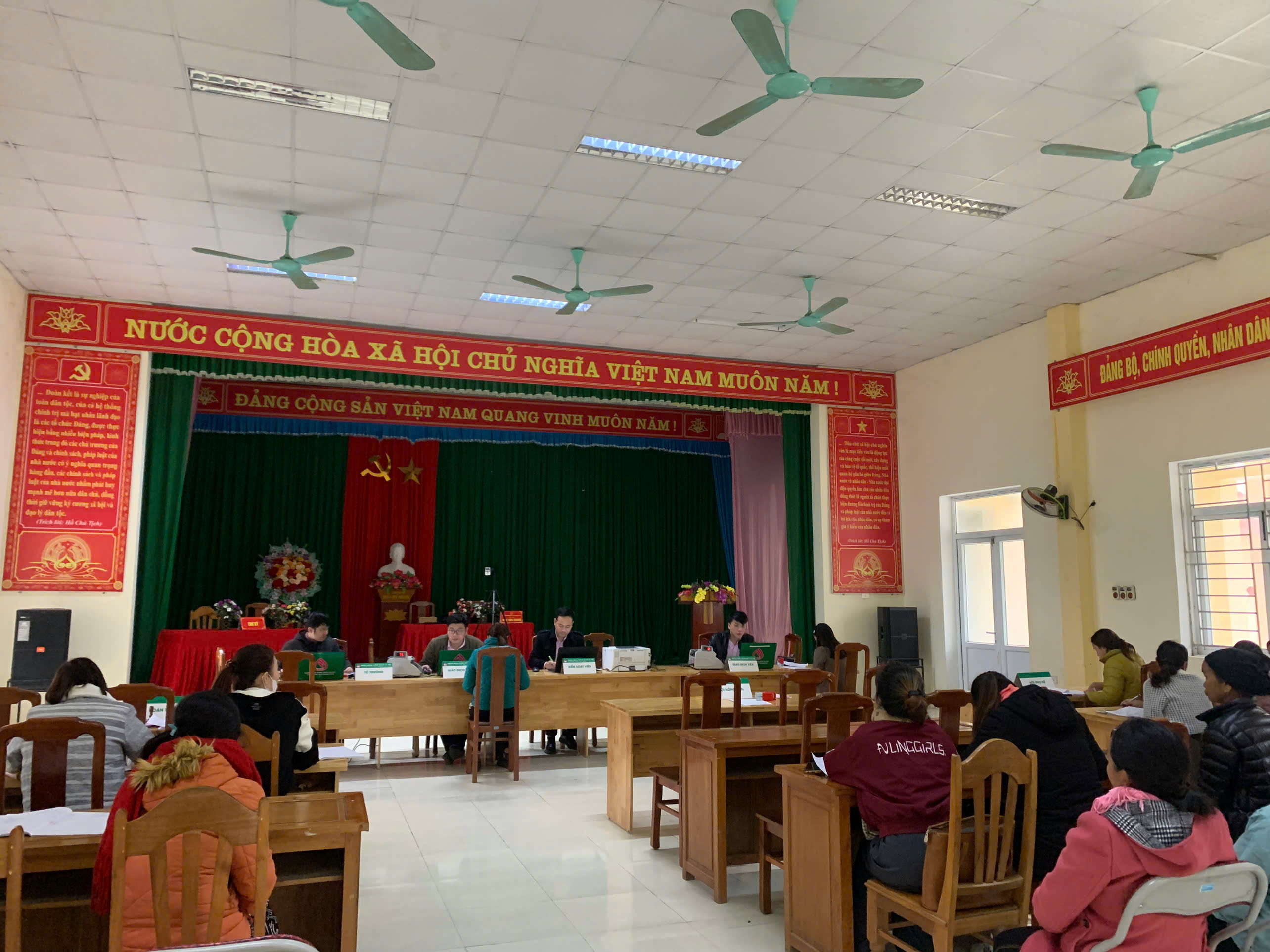 GIAO DỊCH CỦA NGÂN HÀNG CHÍNH SÁCH XÃ HỘI HUYỆN TRƯỚC TẾT NGUYÊN ĐÁN ẤT TỴ NĂM 2025