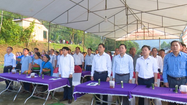 Đồng chí Hà Xuân Khanh dự ngày Hội đoàn kết toàn dân tộc tại bản Phú Nam, xã Trung Xuân.