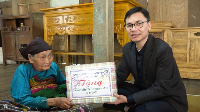 Đồng chí Trưởng Ban Tuyên giáo Huyện uỷ Trịnh Vinh Lực thăm và chúc Tết Đảng bộ, chính quyền, gia đình chính sách tại xã Trung Xuân
