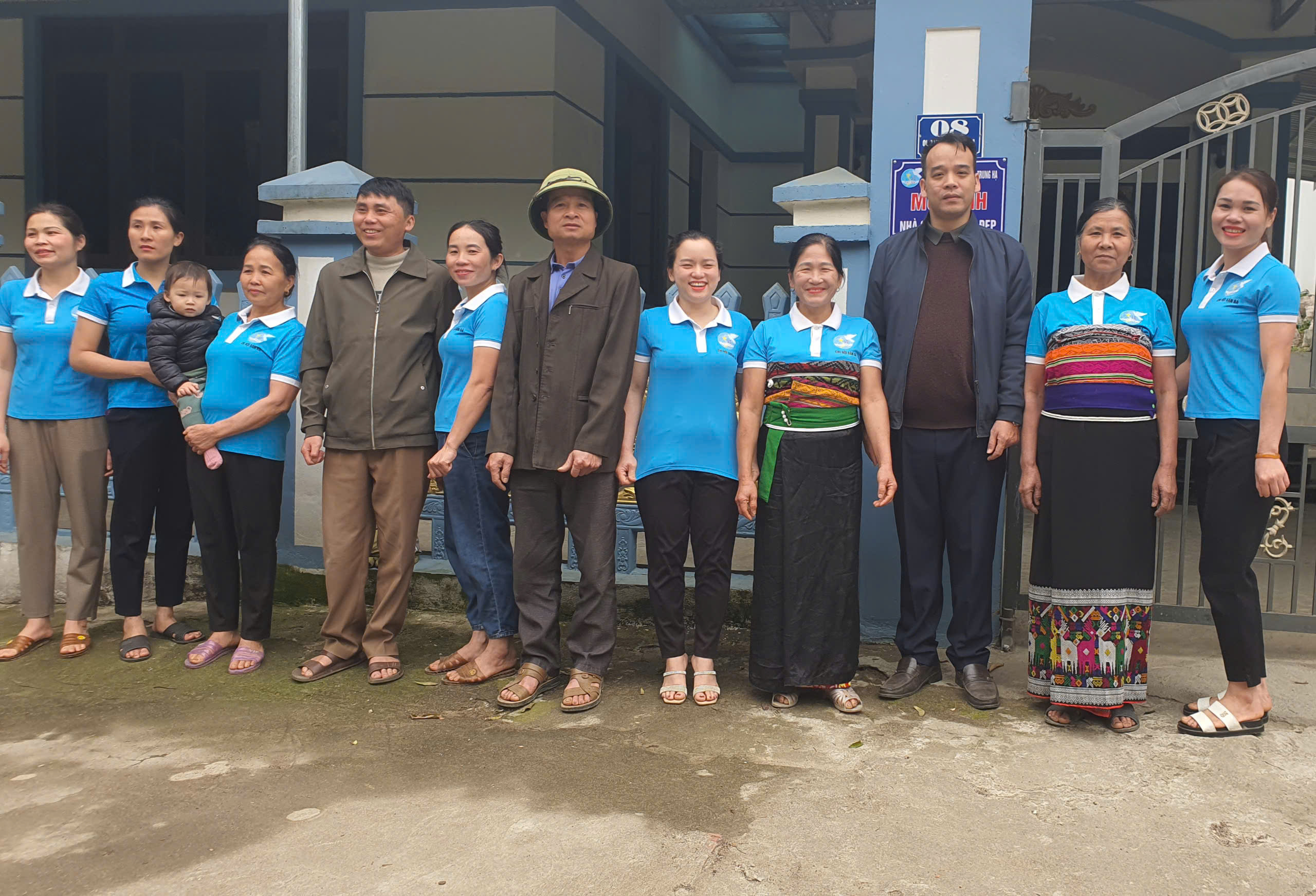 Phụ nữ xã Trung Hạ tích cực tham gia mô hình “Nhà sạch, vườn đẹp”, “Nhà sạch, ngõ đẹp” góp phần xây dựng nông thôn mới
