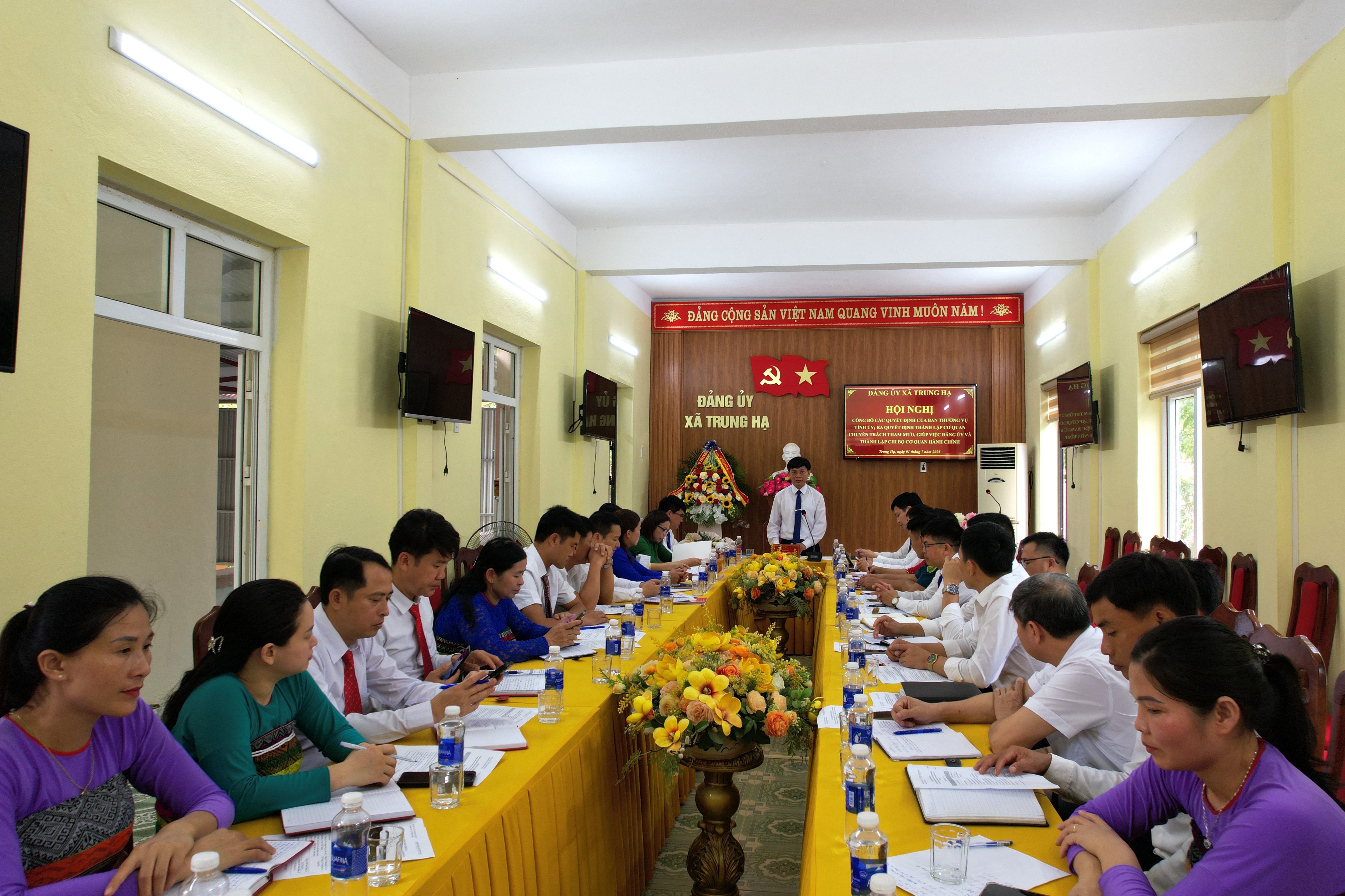 Đảng ủy xã Trung Hạ Hội nghị Công bố các quyết định của Ban Thường vụ tỉnh ủy, ra Quyết định thành lập cơ quan chuyên trách, tham mưu giúp việc của Đảng ủy và thành lập chi bộ cơ quan hành chính