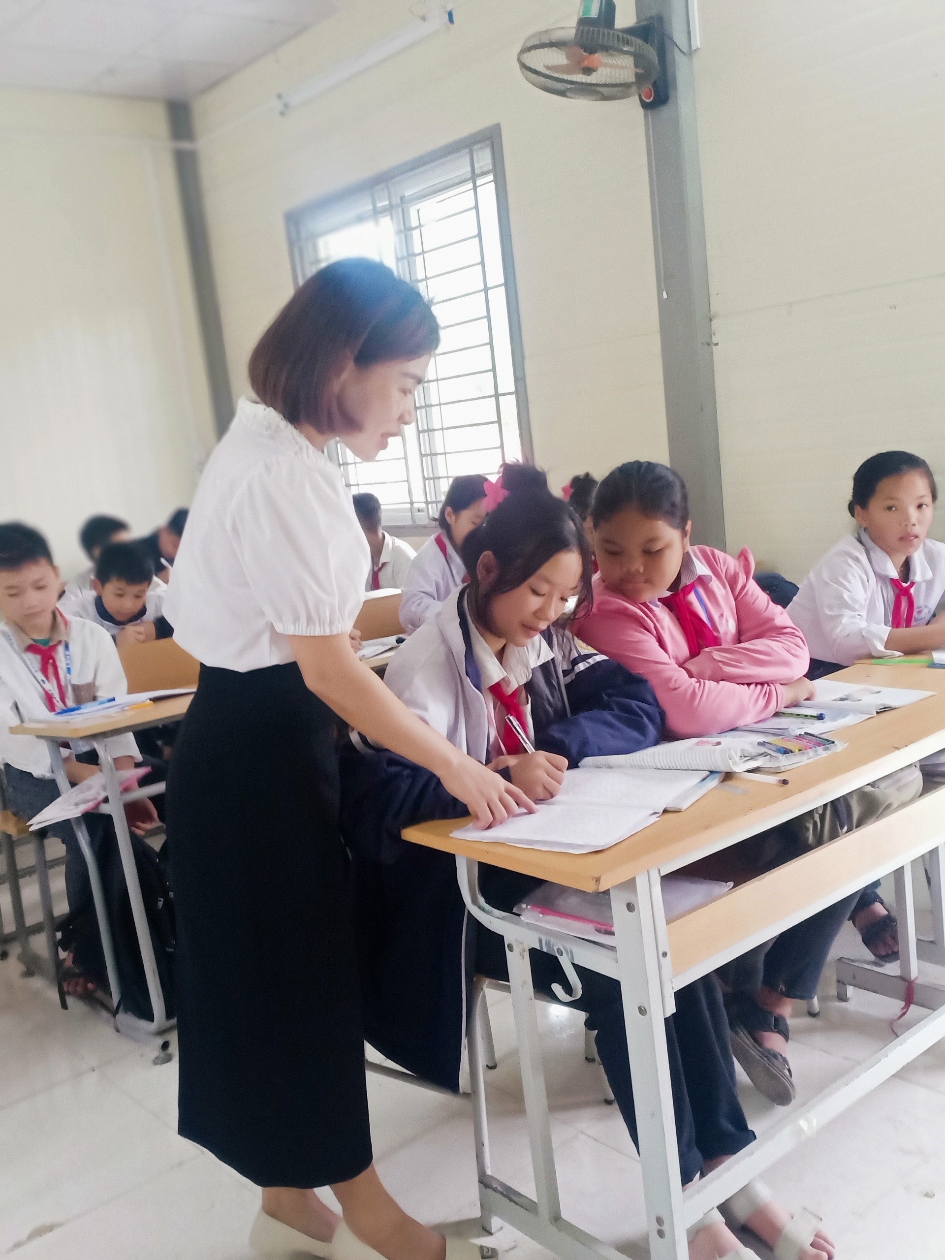 Tấm gương người tốt, việc tốt cô Lê Thị Hiếu - giáo viên Trường THCS Trung Hạ, Quan Sơn, Thanh Hoá hết lòng vì sự nghiệp trồng người