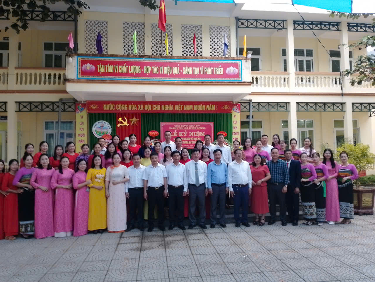 Trường Tiểu Học Trung Thượng tổ chức Lễ kỷ niệm 42 năm Ngày nhà giáo Việt Nam và đón Bằng công nhận trường Đạt chuẩn Quốc gia mức độ 1