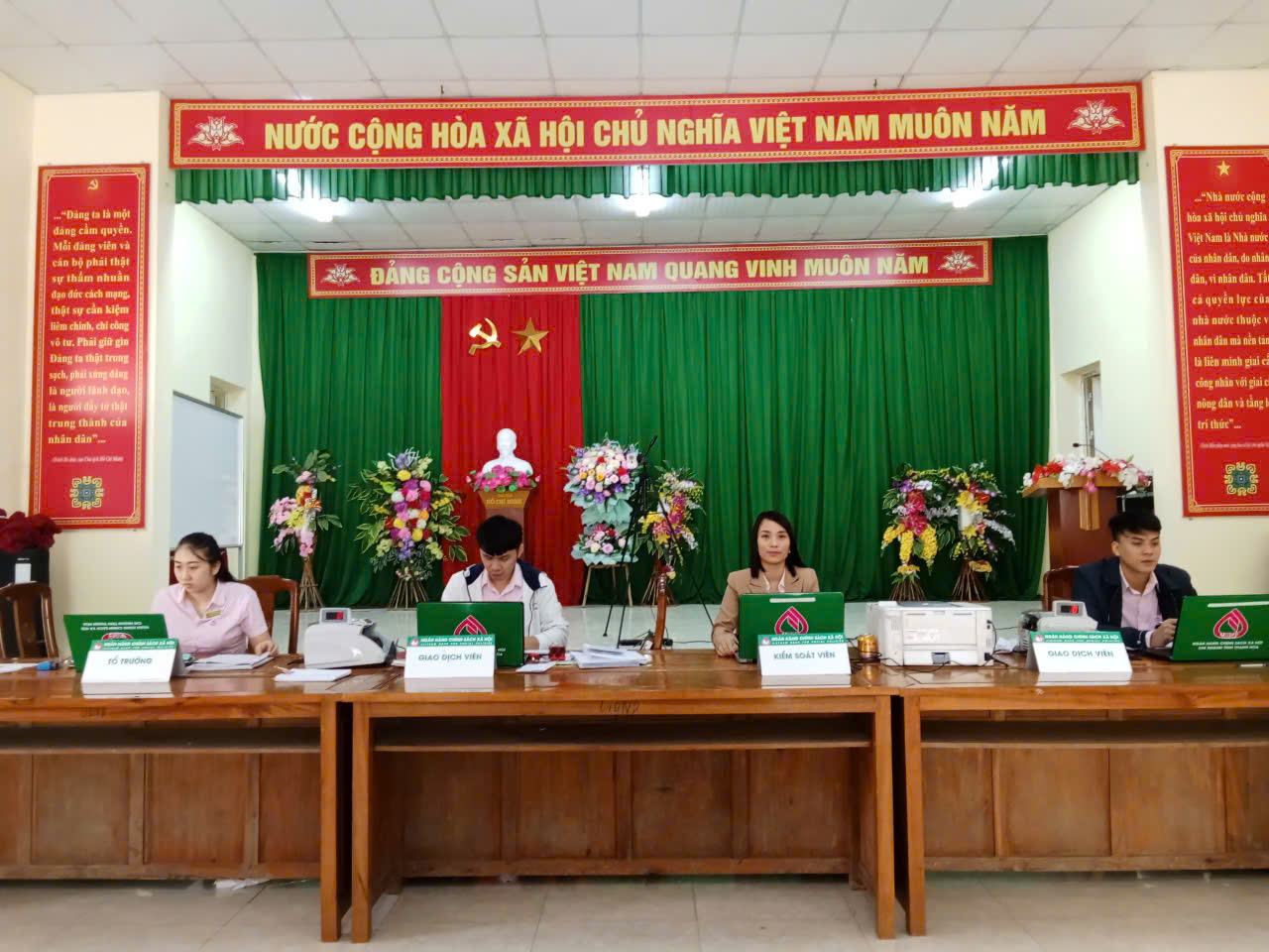 Giao dịch ngân hàng chính sách xã hội tại xã Trung Thượng tháng 5 năm 2025