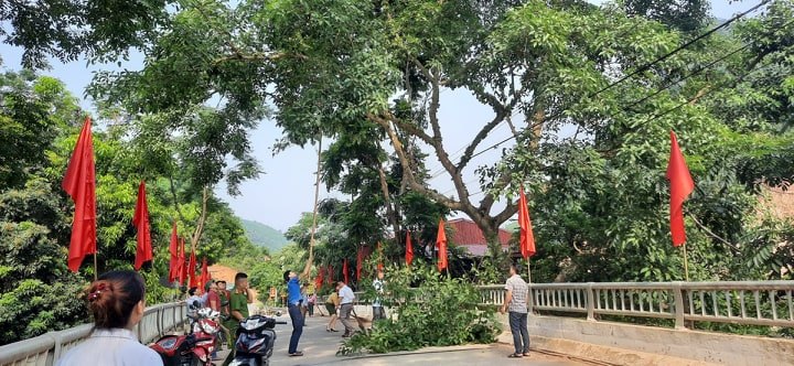 Uỷ ban nhân dân xã Trung Thượng phát động ra quân tổng vệ sinh môi trường chào mừng Đại hội Đảng bộ huyện Quan Sơn lần thứ VI, nhiệm kỳ 2020 - 2025.