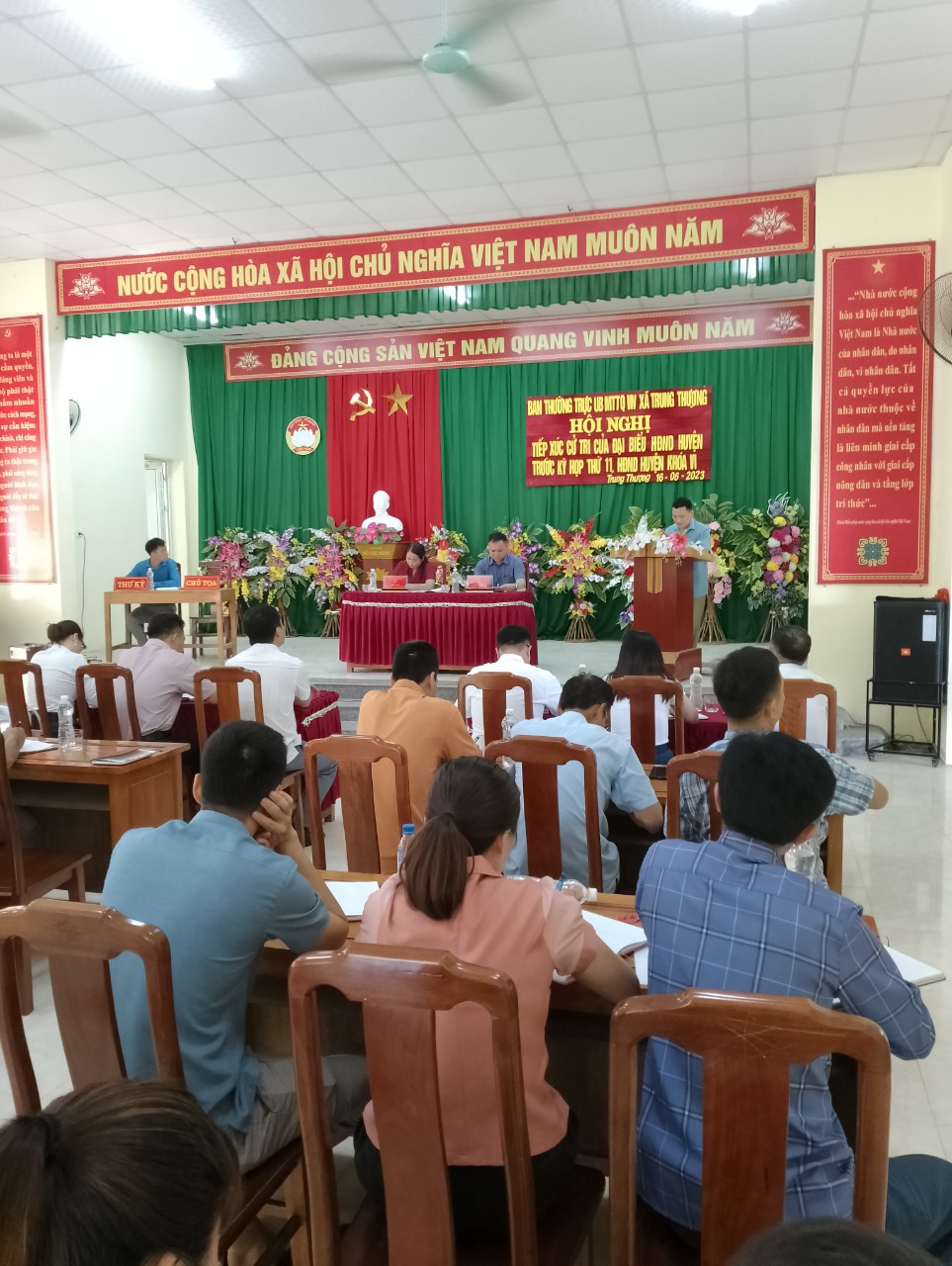 Hội nghị tiếp xúc cử tri Hội đồng nhân dân huyện trước kỳ họp thứ 11 Hội đồng nhân dân huyện khóa VI tại xã Trung Thượng