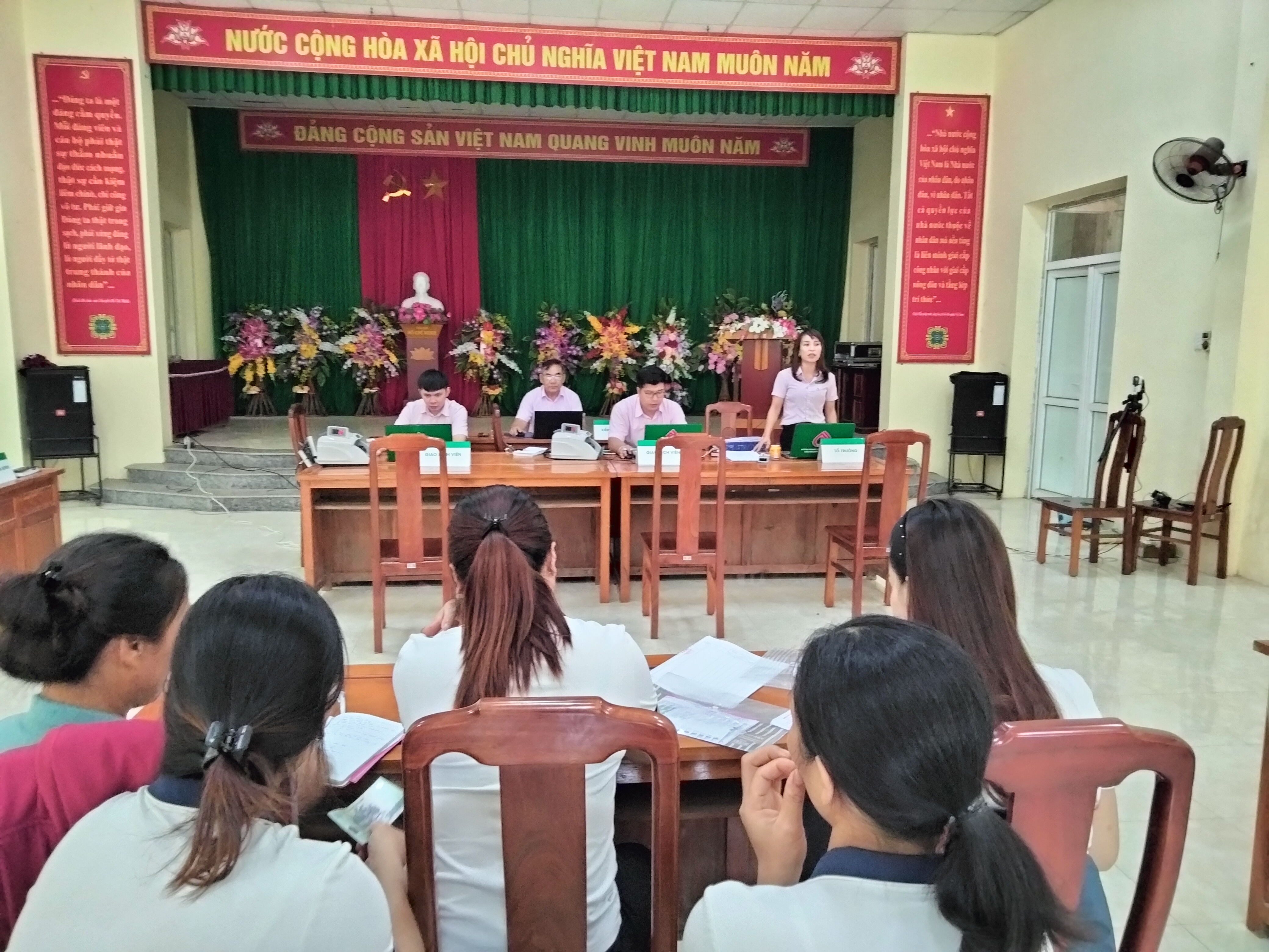 Hiệu quả từ những điểm giao dịch xã của Phòng giao dịch Ngân hàng Chính sách xã hội huyện Quan sơn
