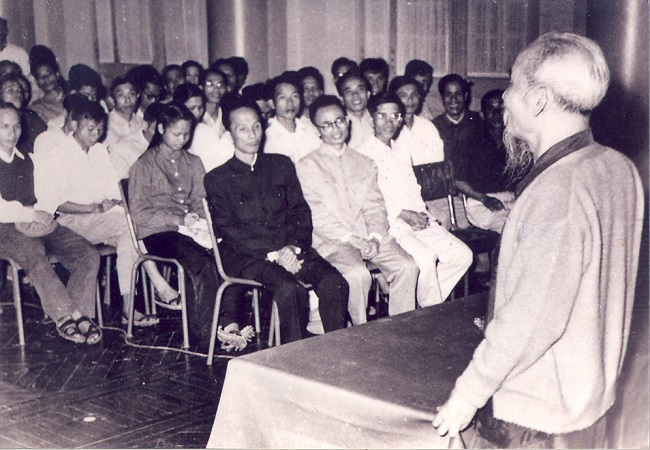 http://xaydungdang.org.vn/Uploads/truongthiyen/Bac%20Ho%2012.jpg