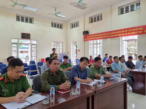 Có thể là hình ảnh về 10 người và mọi người đang ngồi