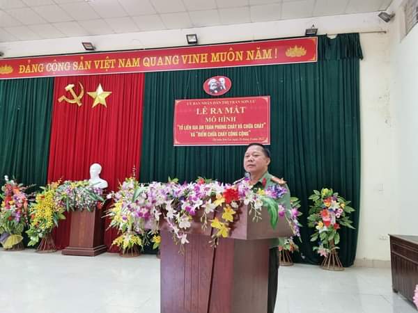 Có thể là hình ảnh về 1 người và đang đứng