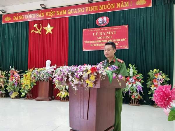 Có thể là hình ảnh về 1 người, đang đứng và hoa