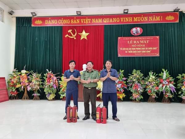 Có thể là hình ảnh về 3 người và mọi người đang đứng