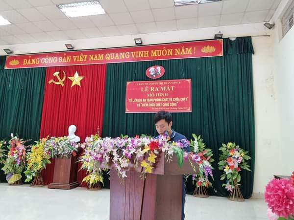 Có thể là hình ảnh về 1 người và đang đứng