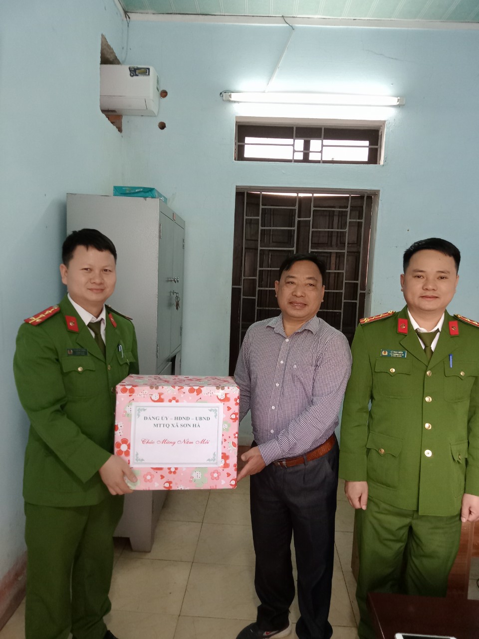 Ảnh với công an.jpg