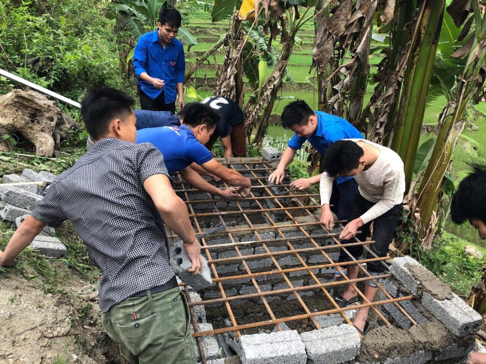 Chi Đoàn Ủy ban nhân dân huyện Quan Sơn hỗ trợ bản Nà Ơi, xã Sơn Hà xây dựng lò đốt rác