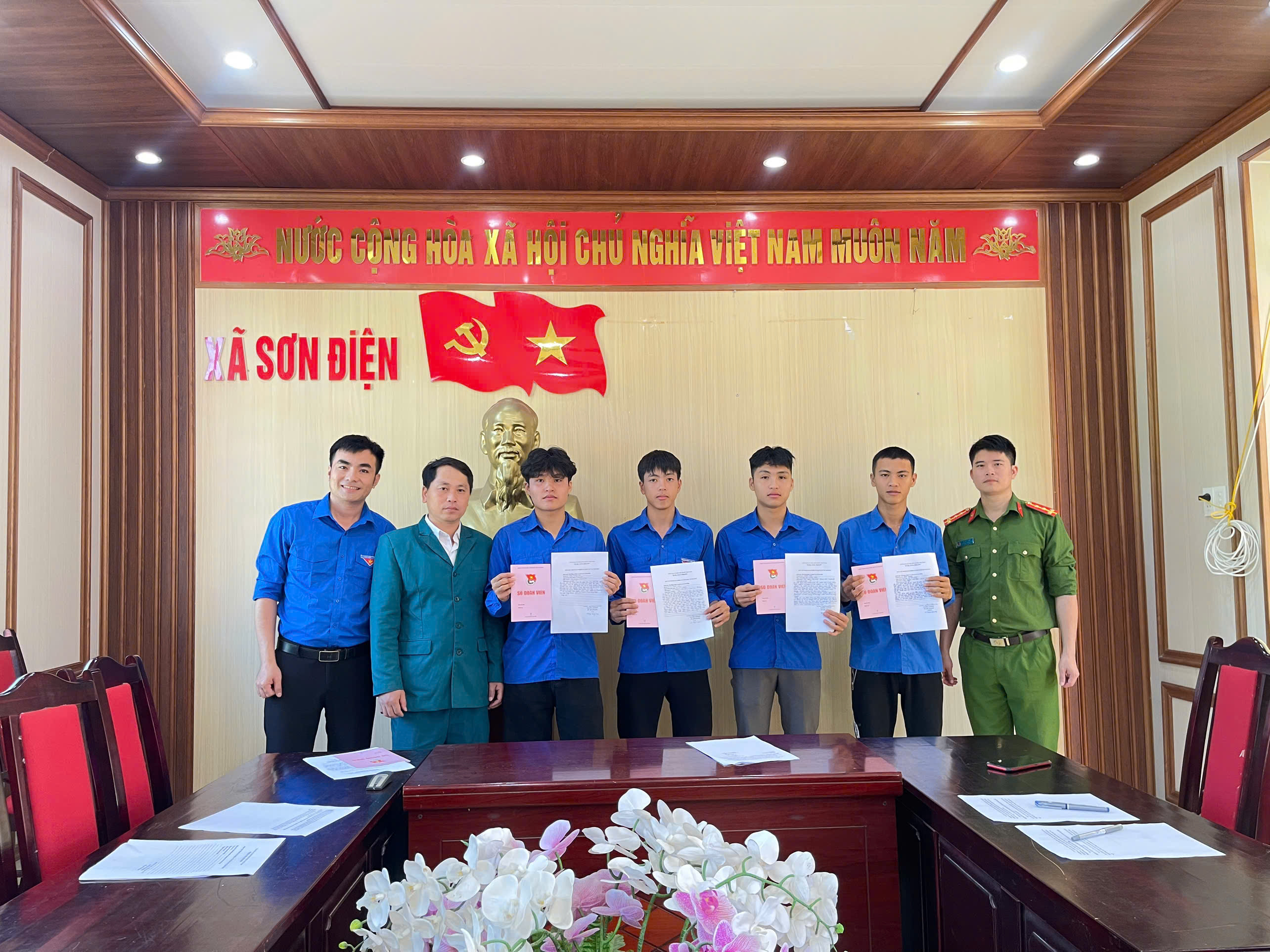 Đoàn viên thanh niên xã Sơn Điện đã hăng hái viết đơn xin tình nguyện thực hiện nghĩa vụ quân sự năm 2025