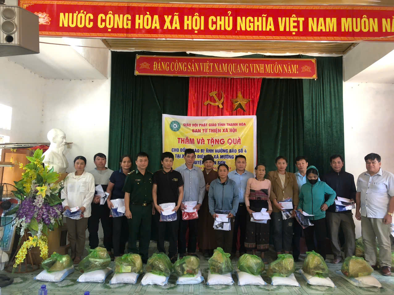 Chương trình thăm và tặng quà cho đồng bào bị ảnh hưởng bão số 4 và các hộ có hoàn cảnh đặc biệt khó khăn tại xã Sơn Điện huyện Quan Sơn.