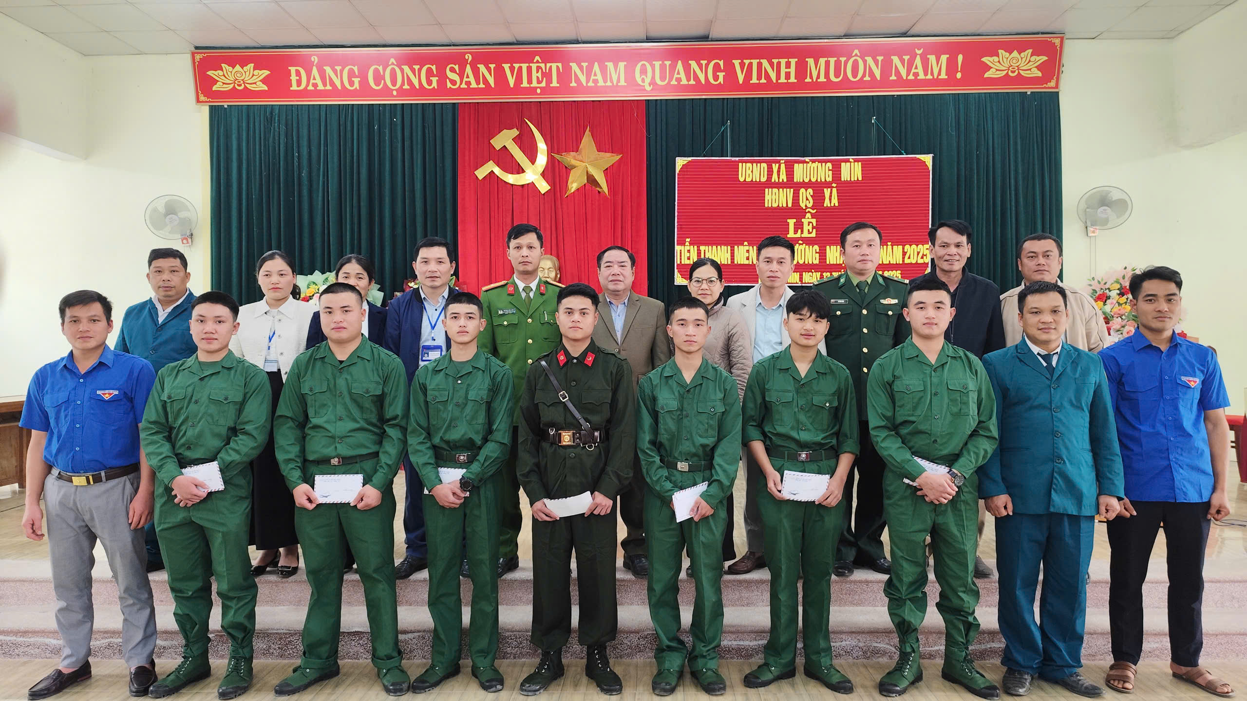 HỘI ĐỒNG NVQS XÃ MƯỜNG MÌN TỔ CHỨC LỄ TIỄN ĐƯA THANH NIÊN LÊN ĐƯỜNG NHẬP NGŨ NĂM 2025