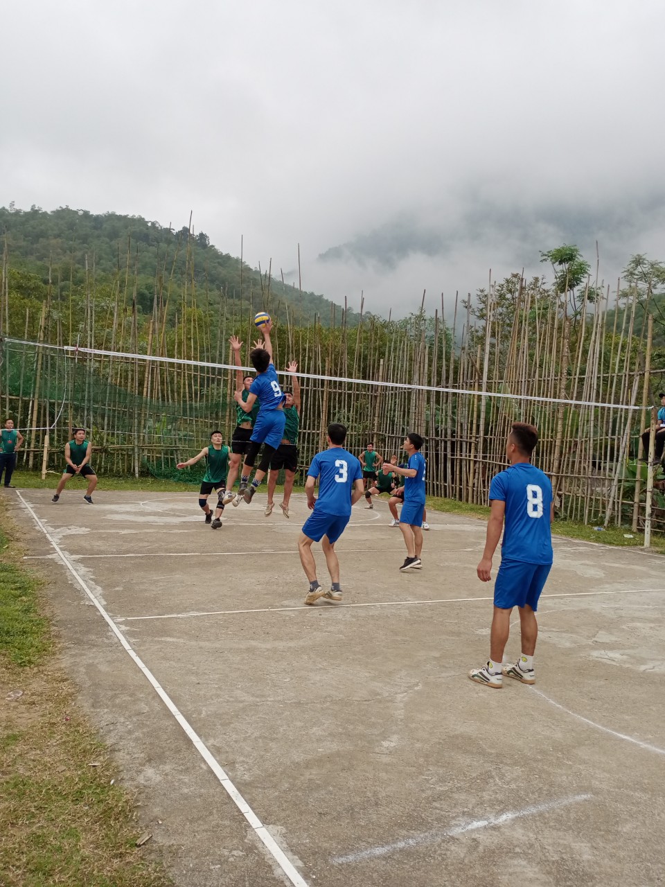 đạp bóng nam.jpg